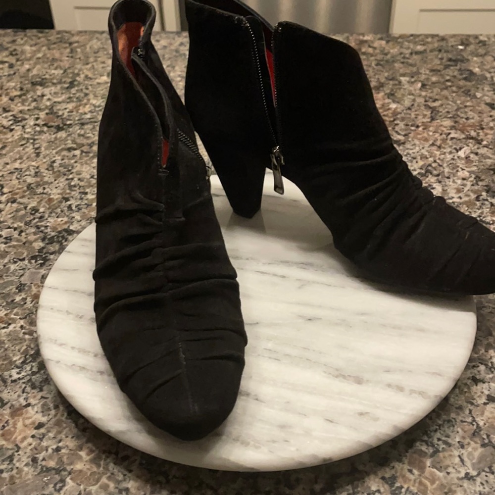 PAS DE ROUGE leather bootie. New. Size 38 1/2 or 8 1/2